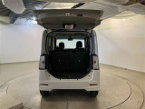 バックドアを上げた状態です。シートのアレンジ次第で荷室のスペースが広くなります!用途に合わせて快適な室内を!