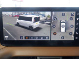 人やクルマがどこから現れるか不安!そんな混雑する駐車場などで、周辺の状況が直感的にわかる立体的映像を表示。クルマの周囲がぐるっと見えるので、安心して発進できます。