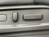 【パワーシート】スイッチ一つで簡単にシートの微調整が可能!電動だから力もいりません!快適なシートポジションにセットして、快適なドライブをお楽しみください。