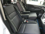 フロントシートにはアームレストが付いております。運転席はレバータイプで高さの調節が出来るので、運転しやすい位置に調節する事が出来ます。