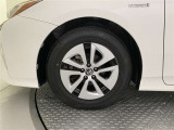 機敏さを引き立てる純正アルミ 195/65 R15 装着!