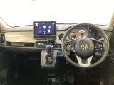 車内は光触媒抗菌消臭施工済です。インパネ周りはスタイリッシュなデザインで機能や装備も充実しています。グローブボックスやカップホルダーのほかにトレーなどたくさんの収納スペースが付いています。