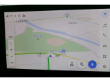 大画面10.5インチ。センター通信型コネクティッドナビの対応に加え、通信が途切れて万一保持する地図情報の外に出てしまった場合でも、続けてナビ機能が利用できる車載ナビ機能も搭載しています。