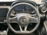 インテリアに合わせたデザインのステアリングは、運転される方のことも考え、運転しやすい形状、大きさです。是非一度、実際に触ってお確かめください。