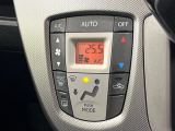 【オートエアコン】一度お好みの温度に設定すれば、車内の温度を検知し風量や温度を自動で調整。暑い&hellip;寒い&hellip;と何度もスイッチ操作をする必要はありません。快適な車内空間には必須の機能ですね♪