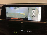 複数のカメラの映像をもとに、クルマを真上から見ているような映像をドライバーに提供し駐車をサポートする機能です。