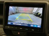 リバースギアに入れるだけで後方の表示へ切り替わります。夜間や雨の日の駐車も楽になりますよ。