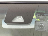 【スマートアシスト】走行中に前方の車両等を認識し、衝突しそうな時は警報とブレーキで衝突回避と被害軽減をアシスト。より安全にドライブをお楽しみいただけます。