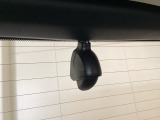 後方にもドライブレコーダーのカメラが付いています。前後両方でお車の周りを監視・記録いたします。