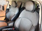 MINIのシートは体を包み込むようなデザインになっているので長時間運転しても疲れにくい設計です。