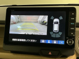 リバースギアに入れるだけで後方の表示へ切り替わります。夜間や雨の日の駐車も楽になりますよ。