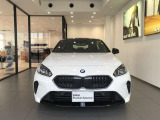 【BMWの伝統-1】BMWの特徴的な&ldquo;キドニーグリル&rdquo;は、80年以上続く伝統の形でございます。変わらないこだわりのデザインが、プレミアムブランド&ldquo;BMW&rdquo;を創り出します。
