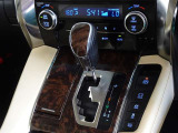 電動パーキングブレーキ・ブレーキホールドを装備してます。ホールド機能は信号待ちが多い一般道で疲労軽減になり、大好評です!