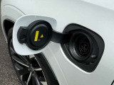 普通充電口。EV走行換算距離(等価EVレンジ)81km リアに搭載する駆動用モーターの出力を大きく向上し、EV走行時の俊敏でパワフルな走行フィールと優れた回生ブレーキ性能を実現しています。