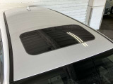希少なサンルーフ付きの車両です!オープン状態での晴れた日のドライブは気分も爽快です♪♪