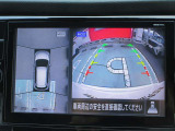 アラウンドビュー付き。上空から車両を見下ろしたような画像に加工された映像をディスプレイで確認しながら車庫入などができ大変便利です。