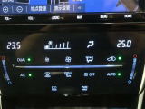 左右独立温度コントロールフルオートエアコンです。運転席、助手席それぞれで独立して温度設定ができます。冷え性の方が乗っても安心ですね♪