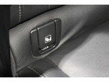 リアシート2座はチャイルドシートジョイントの国際規格「ISO FIX」準拠により各社モデルがワンタッチで着脱可能となっております