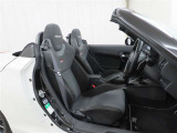 ホールド性に優れ、運転姿勢が安定する専用レカロシートを装備しております。