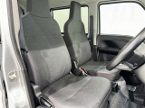 シンプルながら機能性あふれる運転席廻りです。視界性もよく、運転しやすいですよ。
