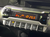 【オートエアコン】一度お好みの温度に設定すれば、車内の温度を検知し風量や温度を自動で調整。暑い&hellip;寒い&hellip;と何度もスイッチ操作をする必要はありません。快適な車内空間には必須の機能ですね♪