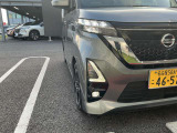 LEDヘッドライトはハロゲンランプの約2倍の光量で明るく遠くを照らし、夜間走行時の視認性を高めます。さらに長寿命や省電力、スタイリッシュな印象も際立たせます。