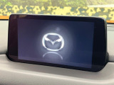 【8インチマツダコネクト】車内の雰囲気にマッチした大型のディスプレイ。スマホ接続でのナビ使用やBluetooth再生等、様々な機能が楽しめます。直感的なダイヤル操作が可能で、使い勝手も良好です。