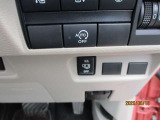 アイドリングストップ機能付です。特別な操作をしなくても、普段通りの運転をするだけで、エコドライブができる機能です。OFFボタンがありますので、必要に応じて使い分けてください。