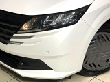 【LEDヘッドライト】悪天候や夜間走行時も良好な視界を確保し安心して運転できる高輝度LEDヘッドライトを装備!点灯速度が早く、消費電力も抑えられています。