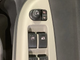 狭い駐車場で便利な電動格納ドアミラーが付いています。