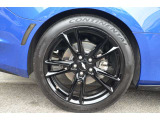 純正アルミホイールにグロスブラックペイントを施しております。タイヤサイズは 245/40R20 となります。