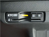 ◆ETC2.0装着◆進化したドライブ体験。料金収受システムだけだったETCが生まれ変わって、高速道路を賢く使うETC2.0に進化しました。多彩な情報サービスが便利で快適なドライブ体験を提供します。