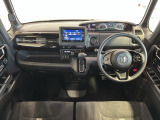 使いやすいレイアウトのダッシュボード周辺です。オートエアコンや小物入れなど嬉しい装備が満載です。