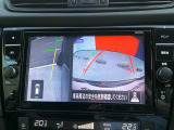 【アラウンドビューモニター】空から見下ろした映像がナビ画面にて確認可能です。駐車もラクラクですよ♪