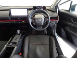 革巻きステアリングで快適な操作性の運転席です。