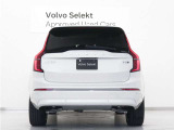 XC90は、使い方の幅を広げる7シーター仕様。洗練された佇まいの中に、高い実用性を秘めています。室内に足を踏み入れば、そこはまさに北欧のリビングルーム。落ち着きある明るい雰囲気をご堪能ください。