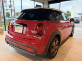 かわいいテールのデザインはほかの車にはない魅力があります。ひと目で&ldquo;MINI&rdquo;とわかるデザインはアナタを虜にしてしまうかもしれません