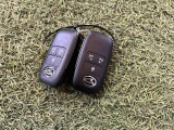 キーフリーシステムになっています。電子キーを携帯しているだけ、それだけでドアのロック開閉からエンジンの始動までできちゃいます♪