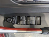 パワーウィンドウのスイッチですよ。 運転席に居ながら窓を開け閉めのコントロールできますよ。 ロック機能で、子供がイタズラして窓を開けるという事も無くなりますよ。