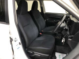 腰から背中をしっかり支える構造で、長時間の運転でも身体への負担が小さいフロントシート!乗り降りも頻繁に行われることを考慮し、着座ポイントも高めに設定。毎日の運転も快適です!