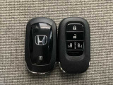 スマートキー付きですからドアロックの開閉およびエンジンスタートが楽々です。電動スライドドアの開け閉めもボタンで操作できます。スペアキーも同じものを用意しております。