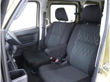乗り降りのしやすいフロントシート!着座位置が高めなので運転がしやすいお車です!!また、アームレストも備わっており、快適にドライブが出来ます!