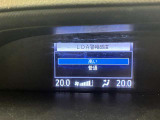レーンディパーチャーアラート付です。ウインカーを出さずに車線を逸脱しようとすると、ブザーとディスプレイで注意喚起し、ステアリング制御が作動しドライバーに車線逸脱防止を促してくれます。
