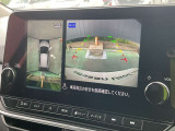 上から見下ろしているような視点で周囲が確認できるアラウンドビューモニターです。上から見下らしているような映像によって縦列駐車もラクラク、駐車が苦手な人の強い味方です!