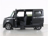 中古車だからこそオススメのボディーコーティング!!ボディ全体を磨く下地処理から丁寧に行い、細かい傷や水垢等の汚れを奇麗にしてから施工いたします!!ビフォー・アフターがハッキリとお判りいただけます!