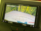 【バックカメラ】駐車時に後方がリアルタイム映像で確認できます。大型商業施設や立体駐車場での駐車時や、夜間のバック時に大活躍!運転スキルに関わらず、今や必須となった装備のひとつです!