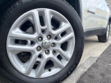 ●純正アルミホイール:輸入車ならではの卓越した走りを支えるホイールと足回りです!日本車の走りに慣れている方にもぜひ体感して頂きたいほど、高いレベルでまとまっています!