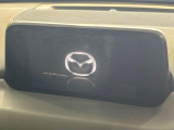 【マツダコネクトナビ】車内の雰囲気にマッチした一体型タイプのナビ。各種車輌設定やBluetooth再生等、様々な機能が楽しめます。直感的なダイヤル操作が可能で、使い勝手も良好です。