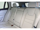 リアシートの背もたれは十分な高さがあり、長距離移動時の疲労の軽減と、万が一の事故時の安全性を高めます。