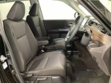 女性でも運転がしやすいように、シートの高さ調整機能(シートリフター)がついています。広い足元にゆったり座れるシートには肘掛も装備しており長距離の運転でも疲れにくいシートです。